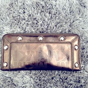 Michael Kors used wallet 💕send offers💕